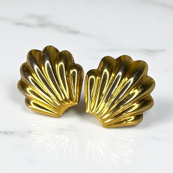 Vintage Monet Earrings Gold Tone Seashell Clam Scalloped Shell Earrings - Picture 1 of 9